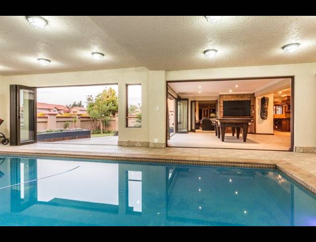 6 BEDROOM HOUSE FOR SALE IN MIDSTREAM ESTATE